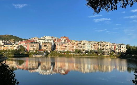 Shitet Apartament 3+1+2 tek Liqeni i thate!