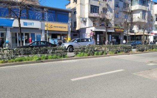 Shitet dyqan ne rr Bardhyl!