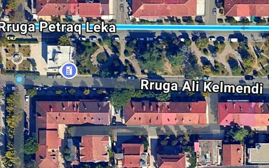 SHITET lokal ( njesi sherbimi) buze rruges kryesore ne Kombinat!